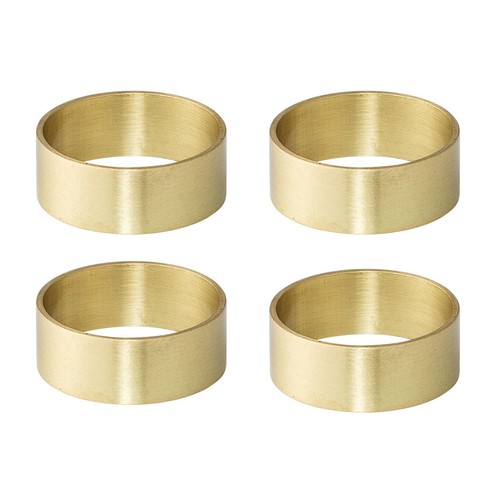 Die goldfarbenen Serviettenringe aus Messing von Broste Copenhagen sind minimalistische aber stilvolle Accessoires zum Osterfest.