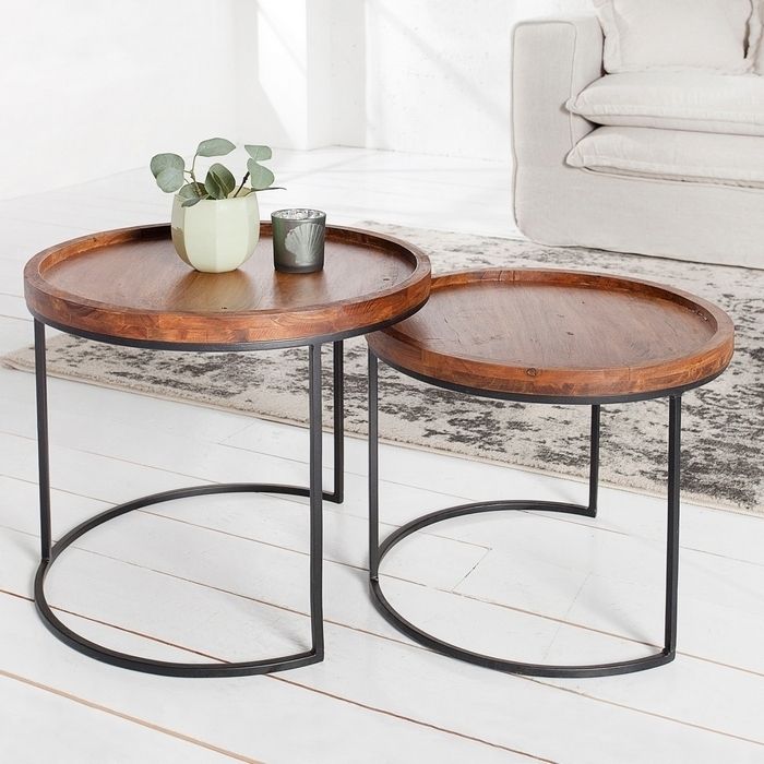 Faszinierende Kontraste der Akazie auf kräftigen Gestellen aus massivem Metall in Schwarz. Gerne wird das platzsparende Beistelltisch-Set »Arkor« von Cagü von Designfreunden auch als Blumenbank genutzt.