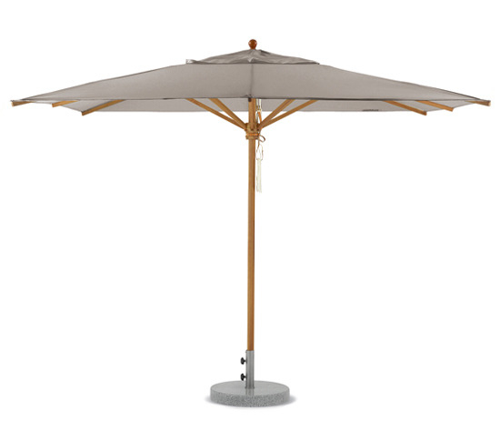 Der quadratische »Trendschirm« von Weishäupl ist aus massivem Teakholz, hat ein Edelstahlgestell und ist damit robust und voll im Trend für den Außenbereich.